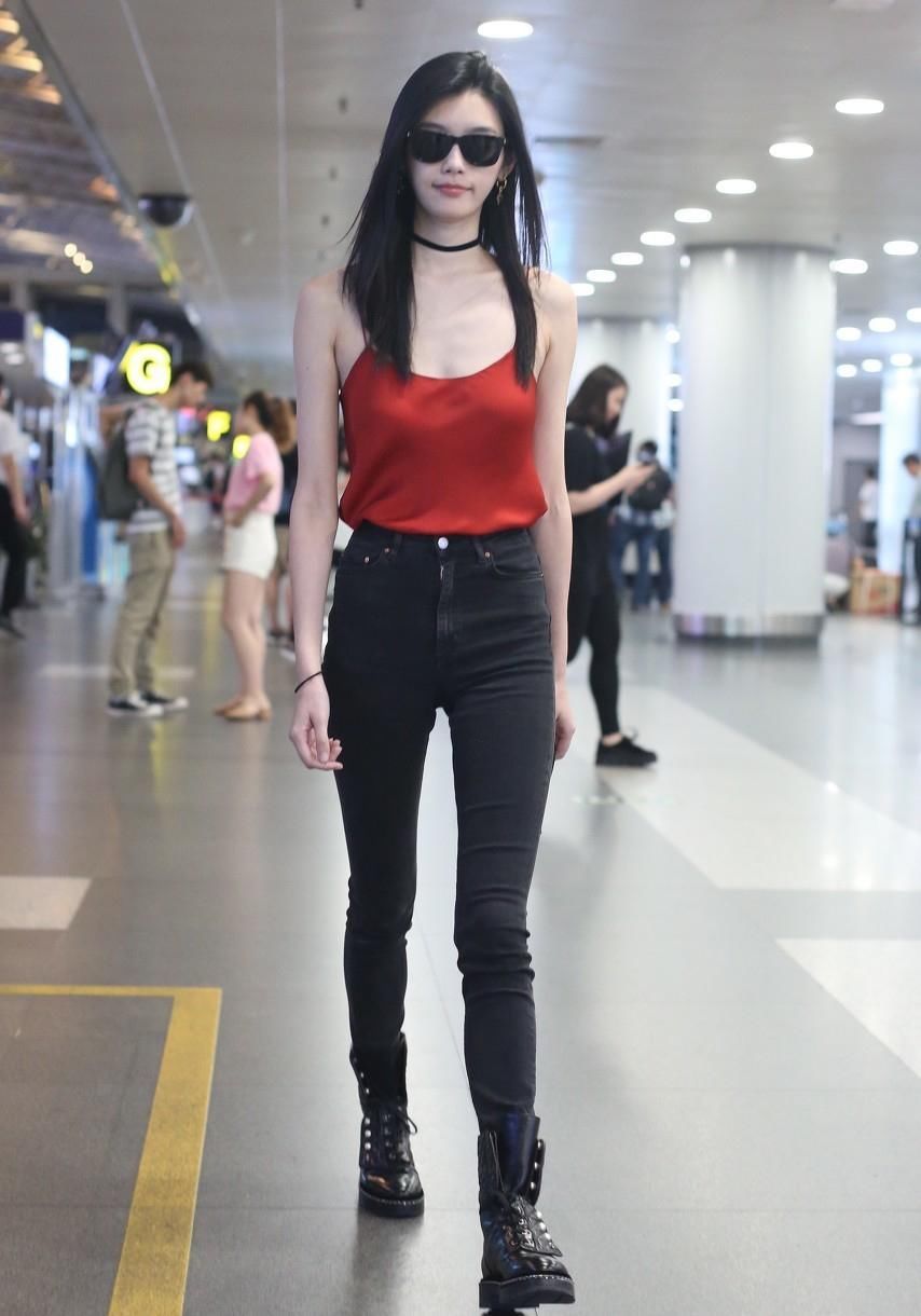 奚梦瑶是有多瘦?这么性感的衣服都敢穿，网友:超模就是比较任性