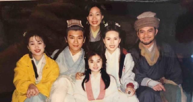 「回忆」何美钿近日发布天龙八部珍贵剧照，瞬间引起了回忆杀！