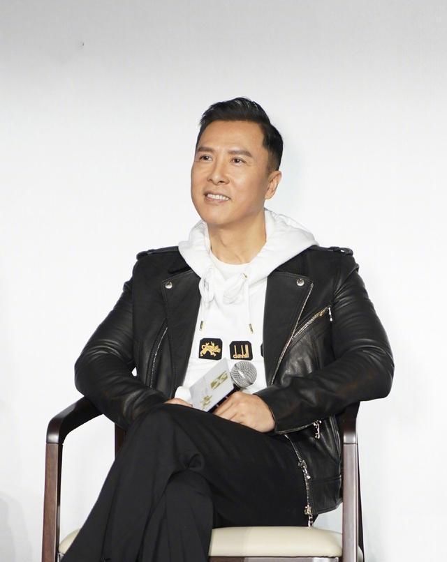『 同现』甄子丹也56岁，二人同现电影红毯，差距不是一般的大，李连杰56岁