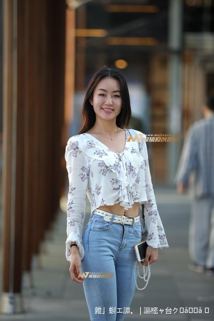 路人街拍：小姐姐光滑的美腿踩透明凉鞋时尚性感，吊带香肩好看