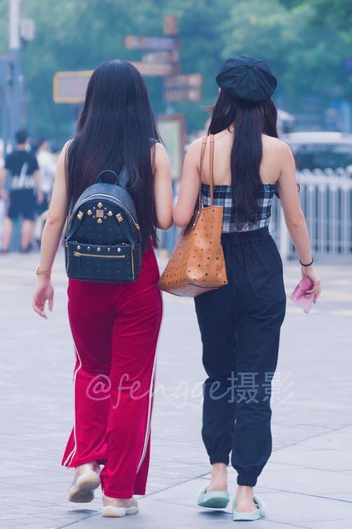 街拍背影不一定多么性感，但一定要有意思，你觉得呢？
