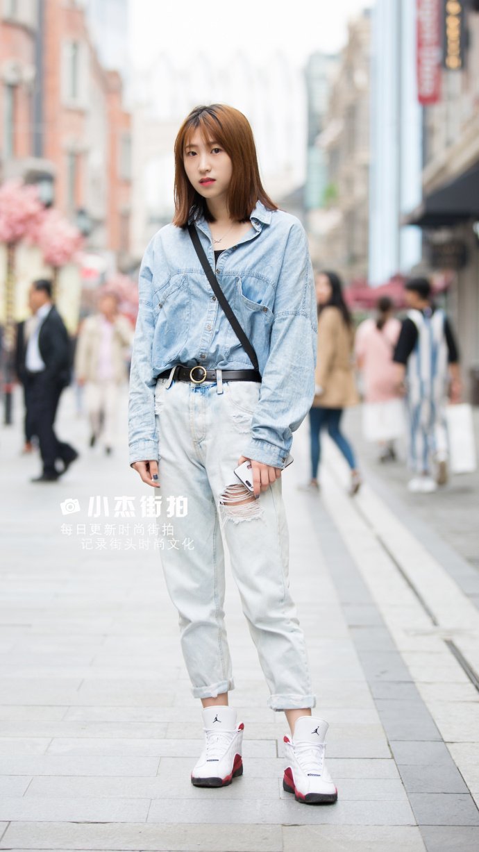 街拍：美女的身材是件艺术品，让多少女人艳羡！