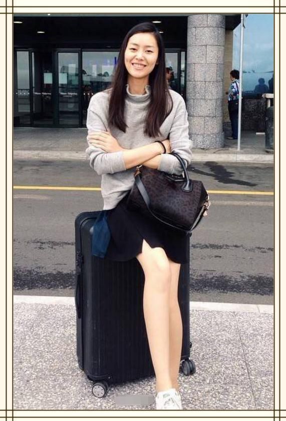 刘雯不得了！这么窄的裙子都能塞进去，网友：饿我半年也穿不上！