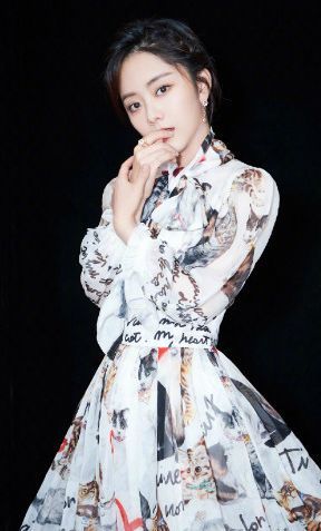 25岁热巴和27岁谭松韵同穿一条裙子，瞬间秒杀，网友：蹭热度