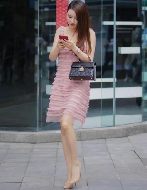  『气质』街拍：如花似玉的小姐姐，一条粉色的连衣裙，时尚优雅气质迷人