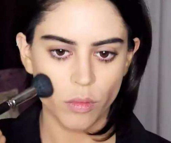 妙龄女子为进男厕体验，化妆成大叔，厕所里面男士的反应让人意外