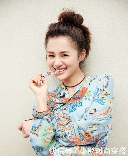 本以为迪丽热巴的印花裙最美，当看到陈乔恩的印花裙才最惊艳！