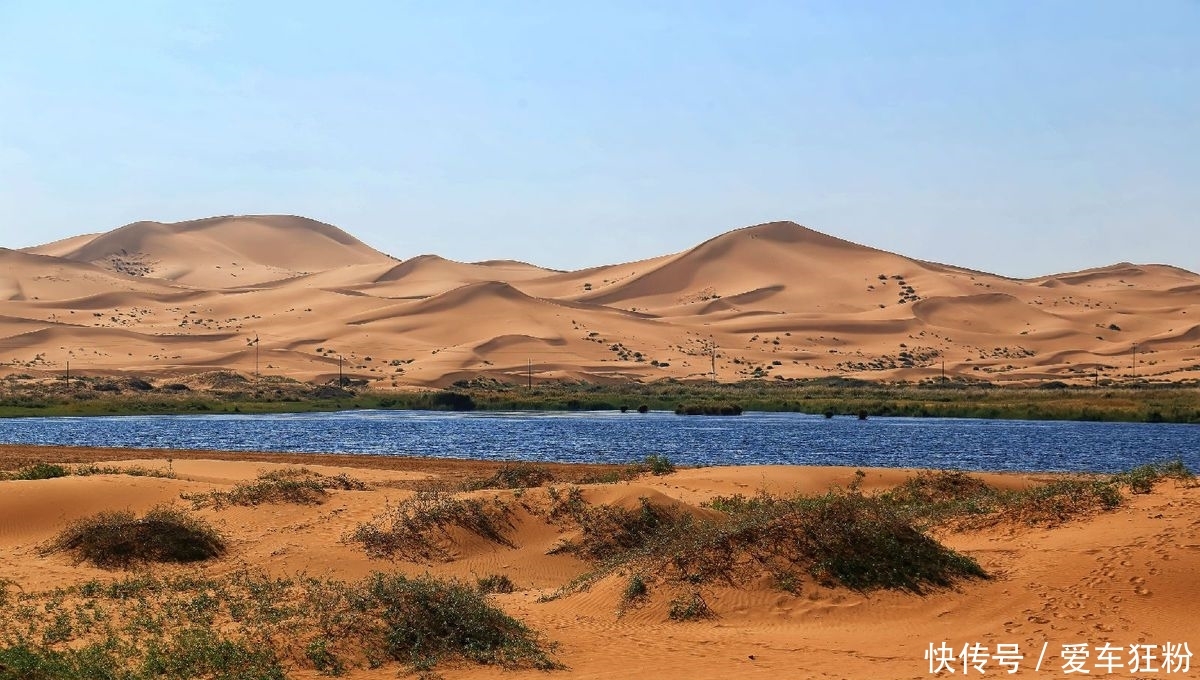 在腾格里沙漠深处，有6000万年前的湖泊，水深4米