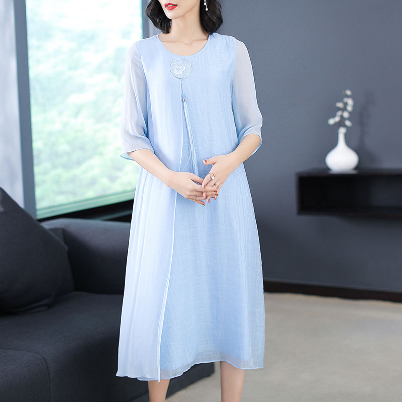 媳妇胆子太大了，这么“露”的连衣裙也敢穿出门，但确实性感迷人