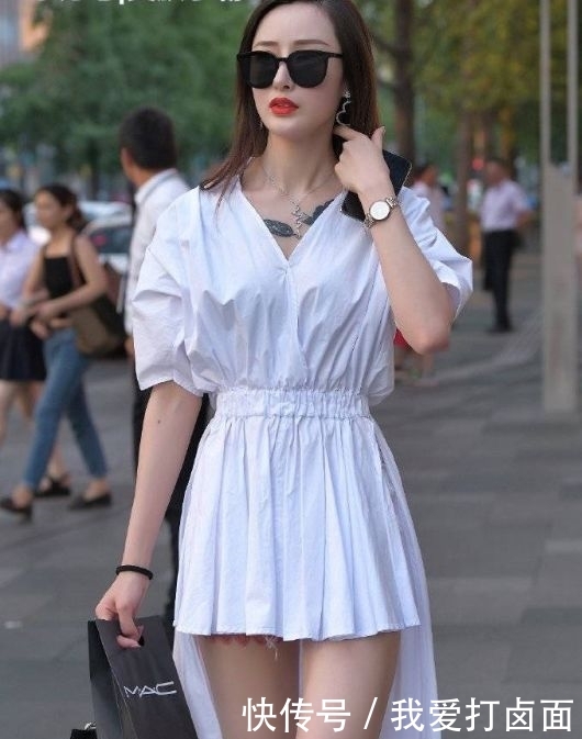  [减龄]街拍集：要想甜美时尚又减龄，当然要选择白色连衣裙