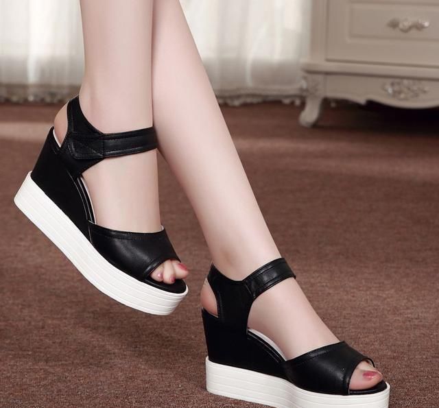 新品坡跟凉鞋，时尚奢华，上脚气质迷人