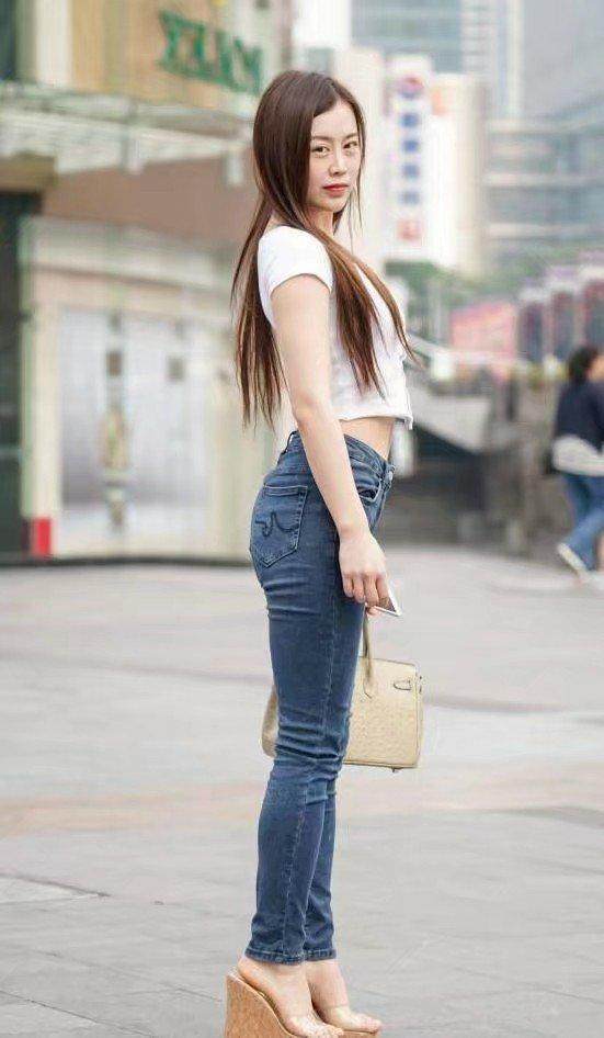 街拍: 紧身牛仔小姐姐街头练瑜伽, 玩高难度动作, 让路人都看呆了