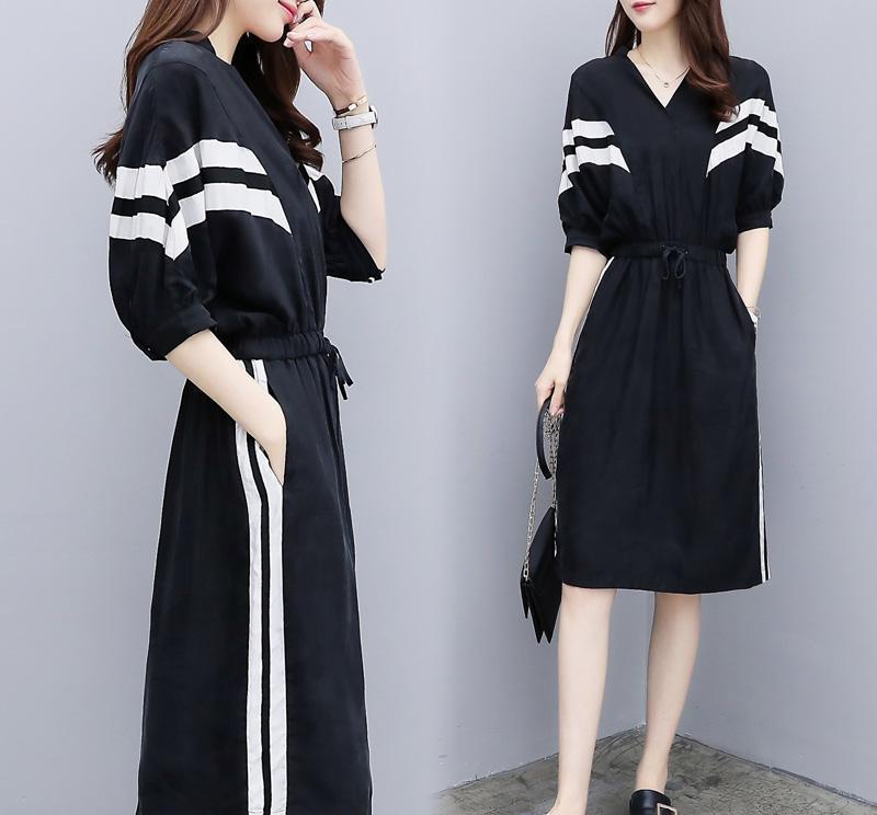 女人别再短T配短裤了，今年流行“背影杀”套裙，浓浓女人味十足