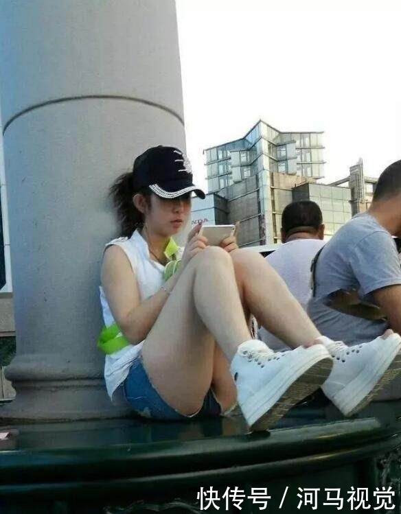  「主旋律」时尚街拍：不经意间，牛仔裤已经成为姑娘们逛街的主旋律！