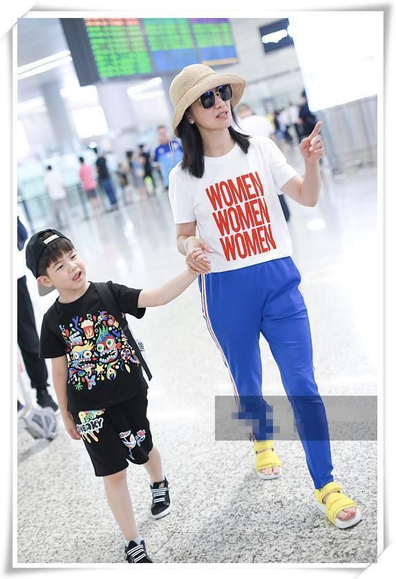 胡可43岁，佘诗曼也43岁，二人同是素颜现机场，差距竟如此尴尬？