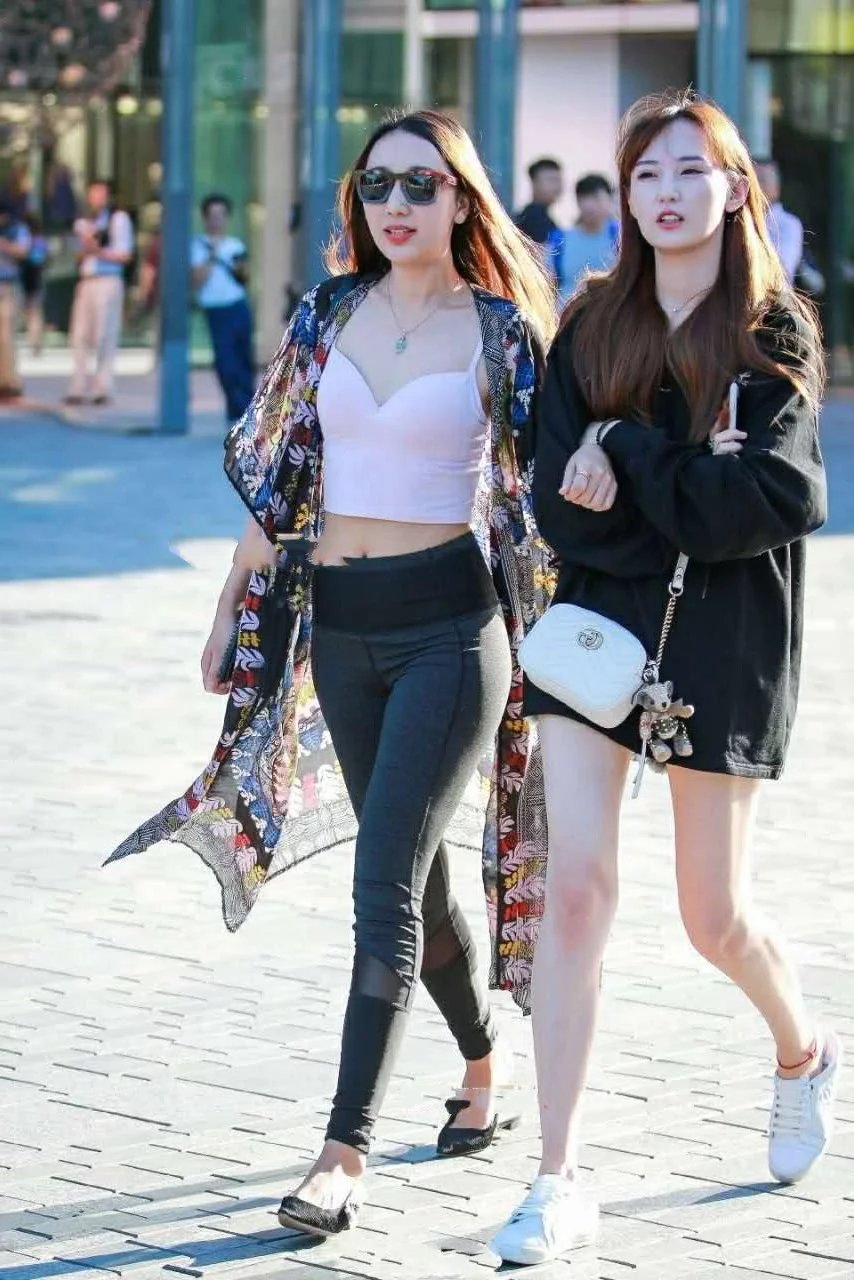 小姐姐下身的一件紧身裤也是勾勒出她迷人的线条