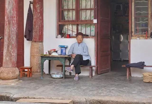 深山里八十六岁老人：古朴山寺独自修行30年，粗茶淡饭一心向佛