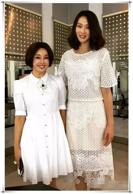 惠若琪厉害了!奶奶级的阔腿裤真时髦，网友:刘雯都不敢这样穿