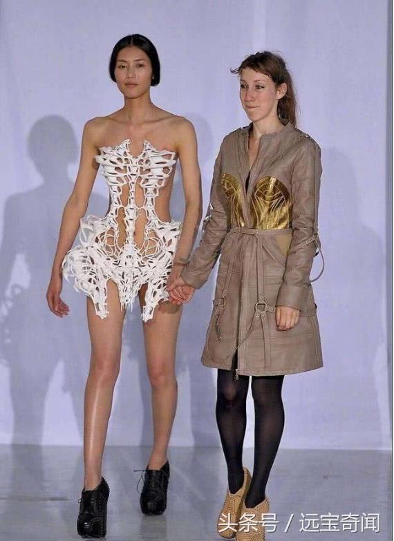 大表姐刘雯穿“骨骼装”走秀，全身无其他遮挡物，这看的脸都红了