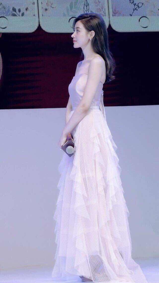 张天爱穿上抹胸连衣裙, 并向你比心喂食蛋糕