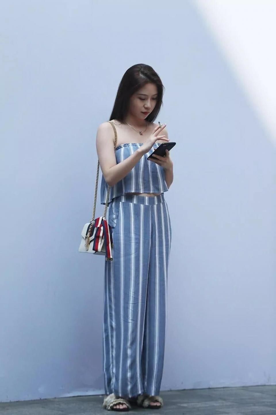 街拍：穿着简单大气的气质美女 和朋友聊天表情很高兴