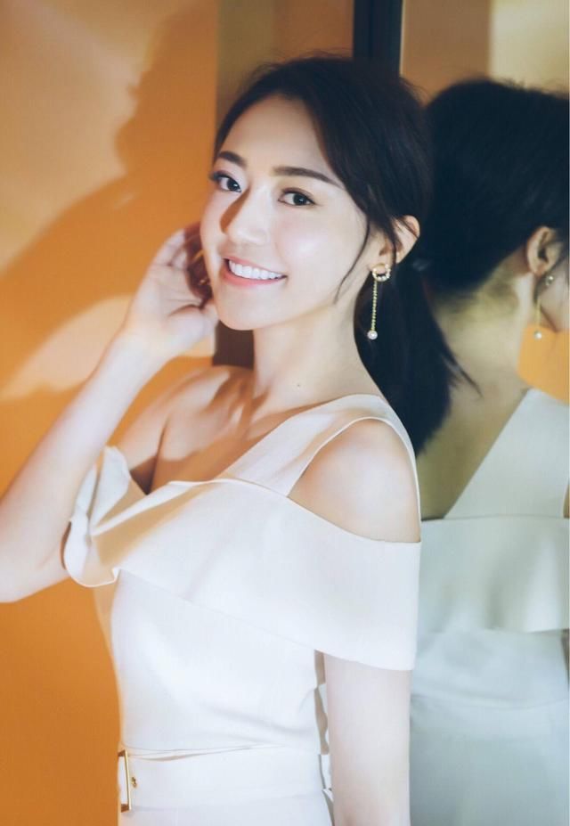 看黄梦莹的衣品，每天都是好心情，笑起来像小仙女