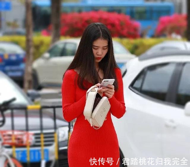  「身上穿着一」一双优雅的尖头高跟鞋，清新的色调，让她走路的姿态显得更加迷人