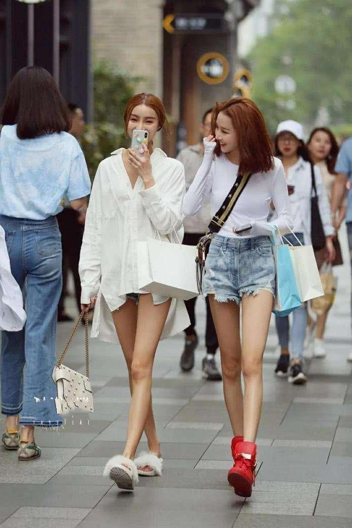 气质小姐姐粉色露肩连体装甜惊喜美范儿, 举手投足都显得很高雅