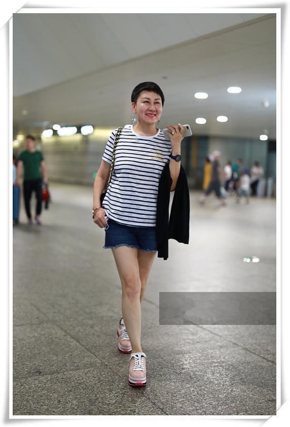 当56岁张凯丽穿上牛仔热裤，网友瞬间不淡定了，这身段只有26岁吧