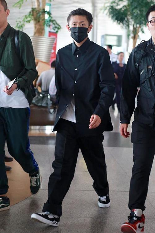 26岁张一山气质很社会！一身黑衣装扮现身，老奶奶式发箍亮眼十足