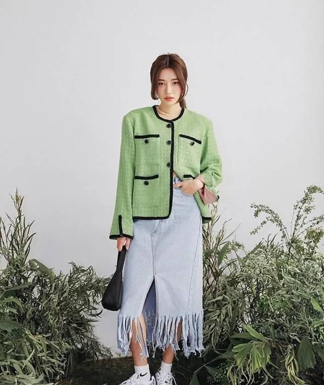  小香风外套：春天女外套：2020千万不要穿那件“ 网络红人运动外套 ”，时尚潮流到脱不出来！