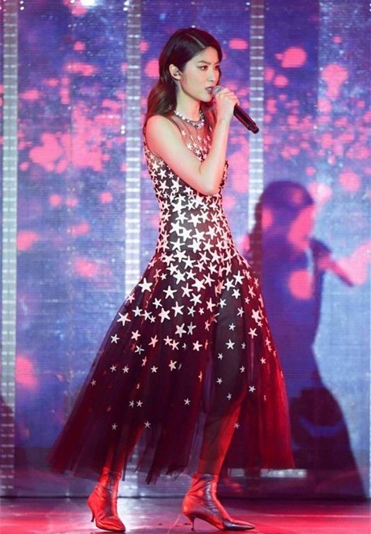 当30岁赵丽颖撞上44岁陈慧琳，终于明白童颜和冻龄哪个更重要了