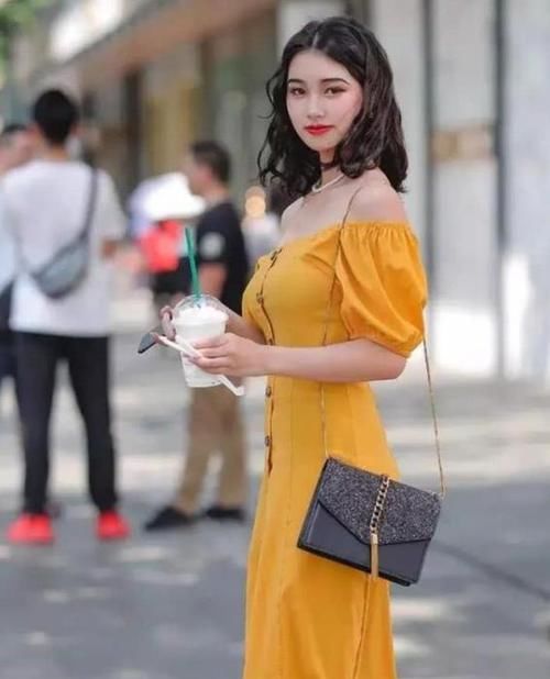  『气质』街拍：气质优雅的美女，一件一字肩连衣裙，时尚气质好身材
