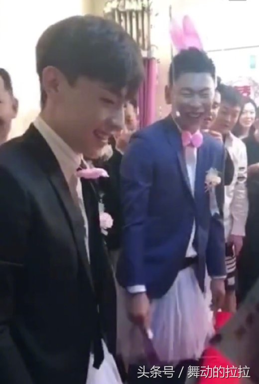 邓伦参加朋友婚礼，穿粉色裙子当伴郎，网友说，组团抢伴郎