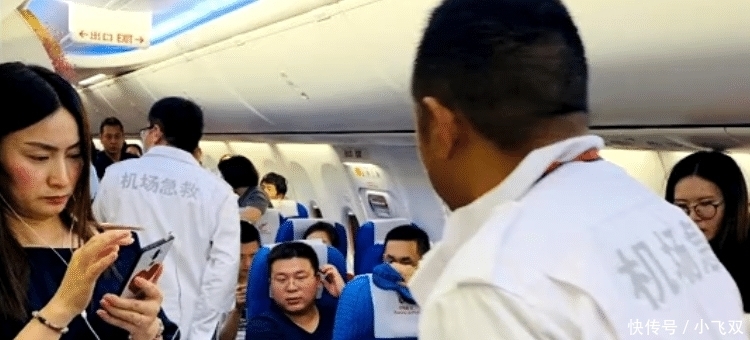 病人挂着输液瓶乘飞机，机长拒飞延误7小时，引起机上乘客不满