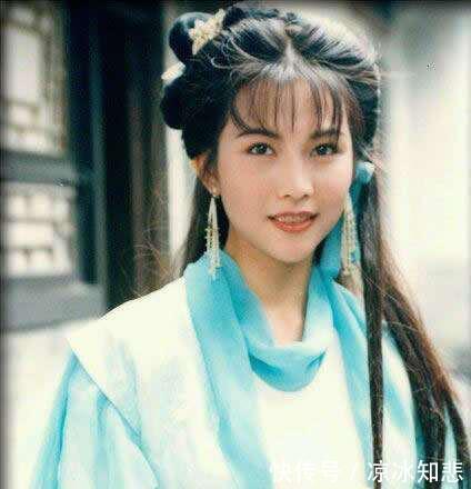 「耳边」蔡少芬三胎封肚后美出新天际！木耳边吊带秀出牛奶肌，女人味爆棚