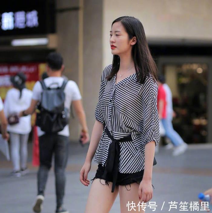 「 仙气」小姐姐穿出仙气十足的女神范，街拍：优雅的白色V领雪纺衫