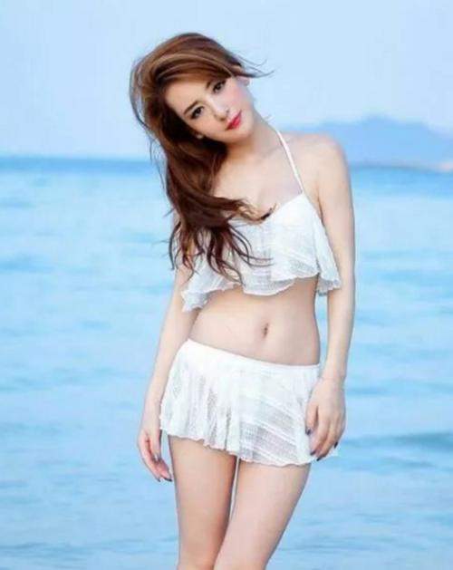 有气质的小姐姐身穿泳衣,彰显出小姐姐身材丰满,格外吸睛!