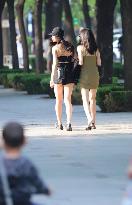 街拍:身材好就是任性,想低调都很难!走在街上堪比“王炸”