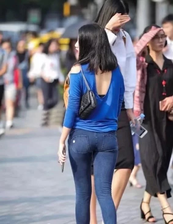 清新小姐姐身材高挑修长,紧身牛仔绷出窈窕身姿,萌萌哒的长相超