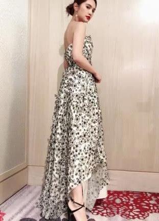 离开精修的杨丞琳，清新白色连体裤笑容僵硬，一脸皱纹简直不能看