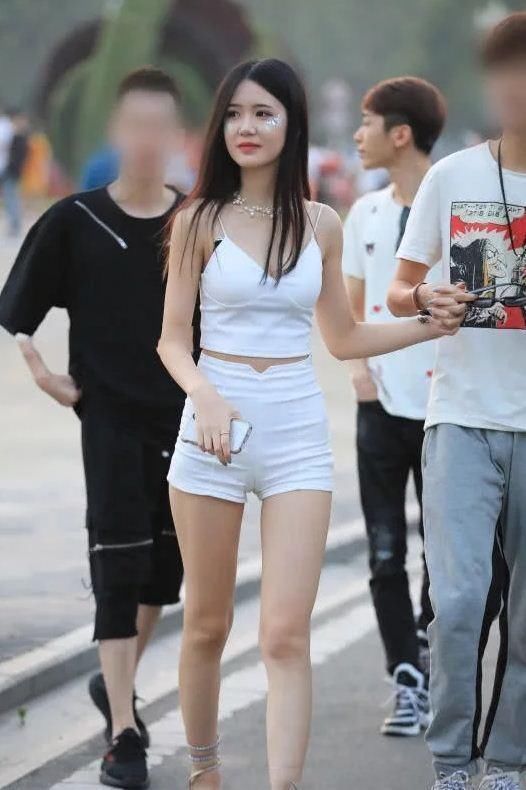 街拍，赛场上下来的拉拉队员，白色短裤紧绷出魔性曲线，特别时尚