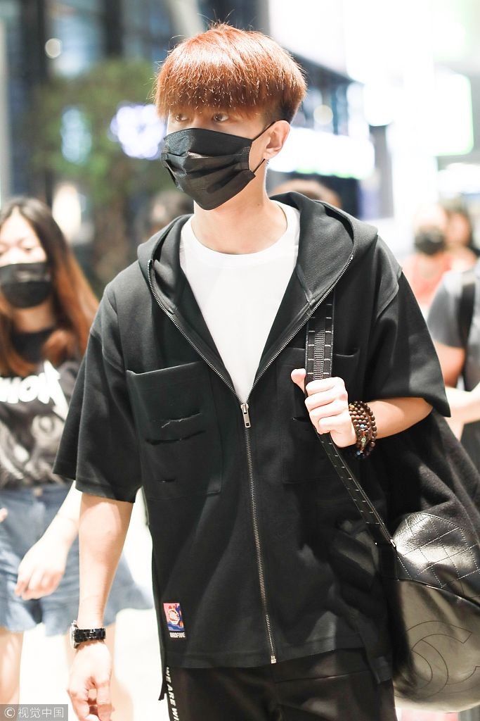 奶爸任嘉伦成功驾驭厚重刘海嫩出水 口罩遮面挎包包遭迷妹追拍