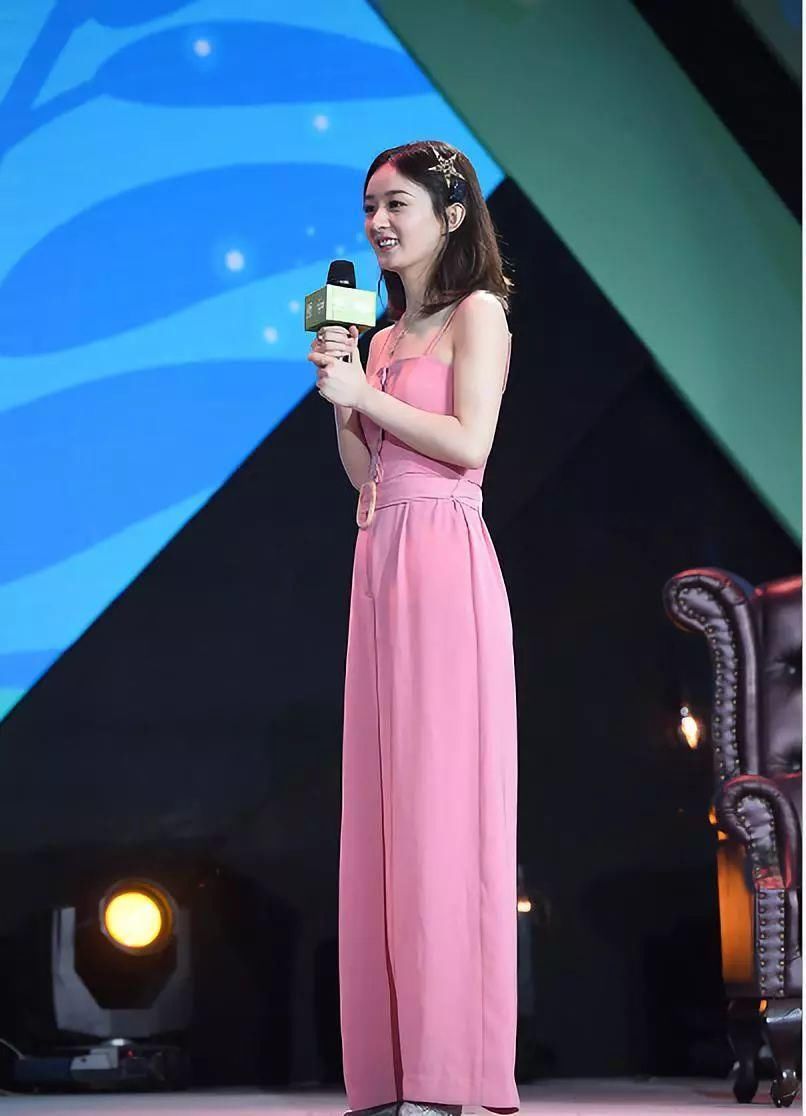 赵丽颖出关，穿吊带连体裤脚踩细高跟，小蛮腰实力打破怀孕传闻