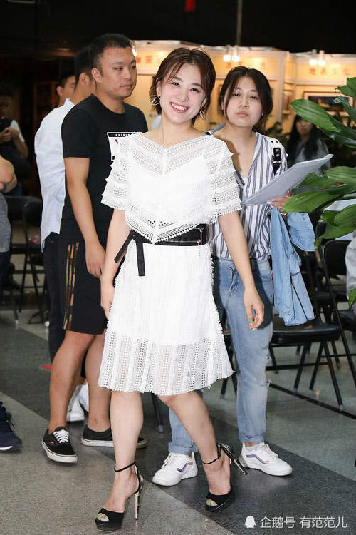 刘璇穿白裙笑成月亮眼，但看完腿我愣了，网友：看来只适合穿裤子
