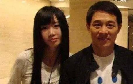  李连杰：遭李连杰背叛，带着两女儿蜗居地下室，黄秋燕的深情与哀愁