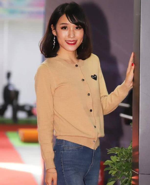 『粉色』街拍:窈窕淑女的美女,一件白色短袖配粉色短裙,青春靓丽气息