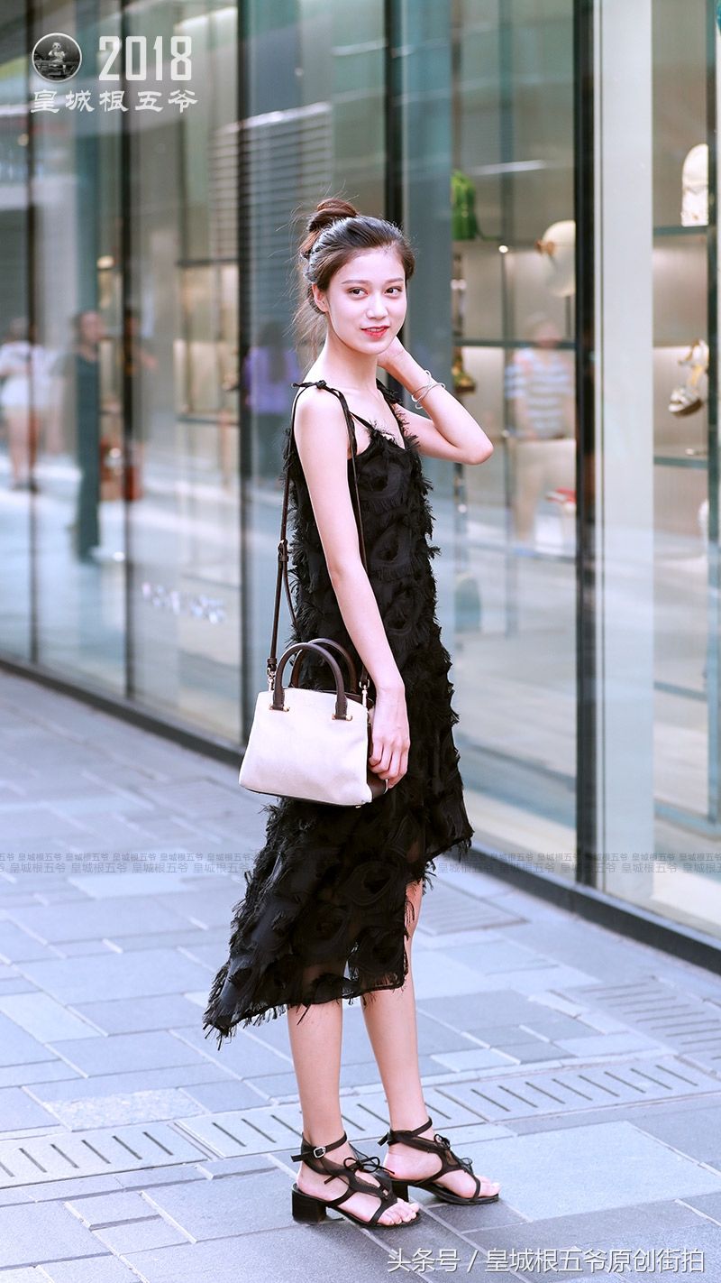 街拍:炎热的夏天女人穿衣就是应该多姿多彩的