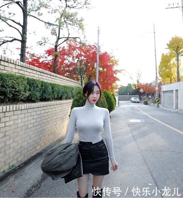 『气质』街拍:美女身穿黑色皮裙,搭配打底衣展现曼妙身姿,尽显淑女气质