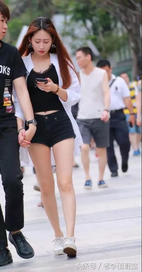 街拍:被男友扯着头发走的丰腴大白腿性感美女